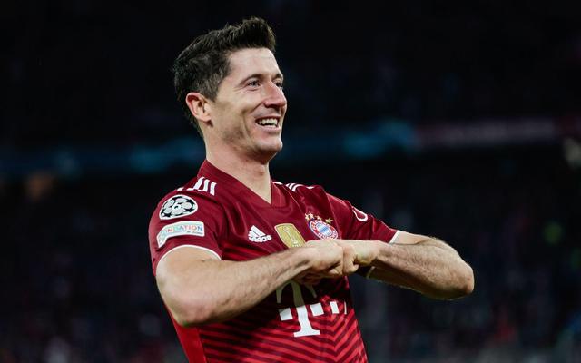 达成尤文生涯200场里程碑，洛卡特利获赠纪念球衣（洛卡特利迎来尤文生涯第200场，获赠纪念战袍）