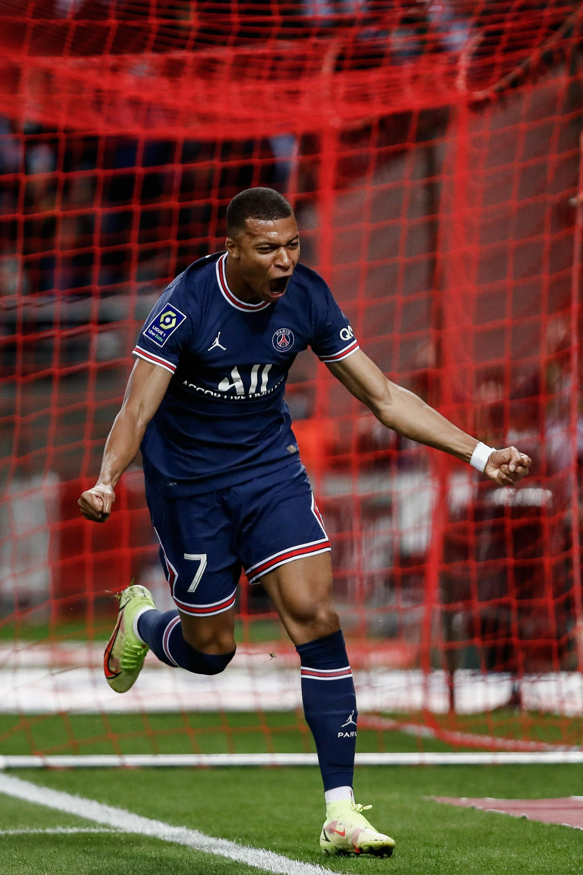 去年美洲杯决赛混乱不断，赛事组织方将向球迷赔偿1400万美元（因去年的美洲杯决赛混乱，主办方将向球迷赔付1400万美元）