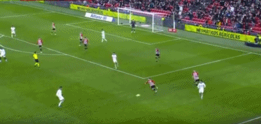 正随巴西在枪手基地训练，维尼修斯与多名阿森纳青训球员合影（维尼修斯随巴西队在阿森纳基地训练，并与多位枪手青训小将合影）