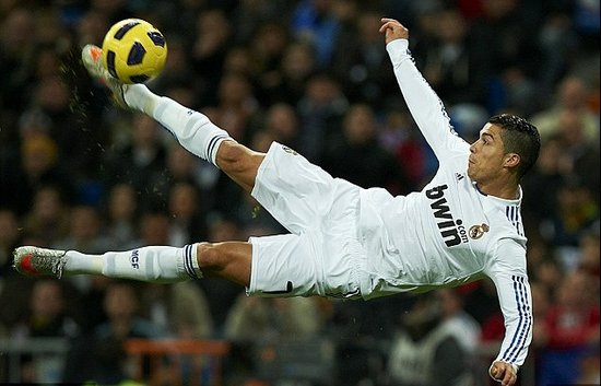 尤文发售圣诞节相关产品，毛衣售价39.9欧元，帽子16.9欧（尤文推出圣诞周边：毛衣39.9欧，帽子16.9欧）