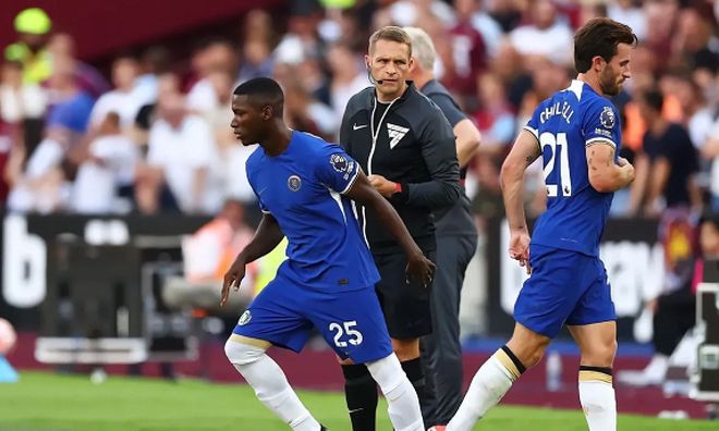 欧文突破防守助攻制胜（欧文强突防线送出制胜助攻）