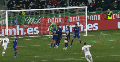 记者：多家豪门有意荷甲19岁中场斯密特，后者被标价2200万镑（多家豪门竞逐荷甲19岁中场斯密特，标价2200万英镑）